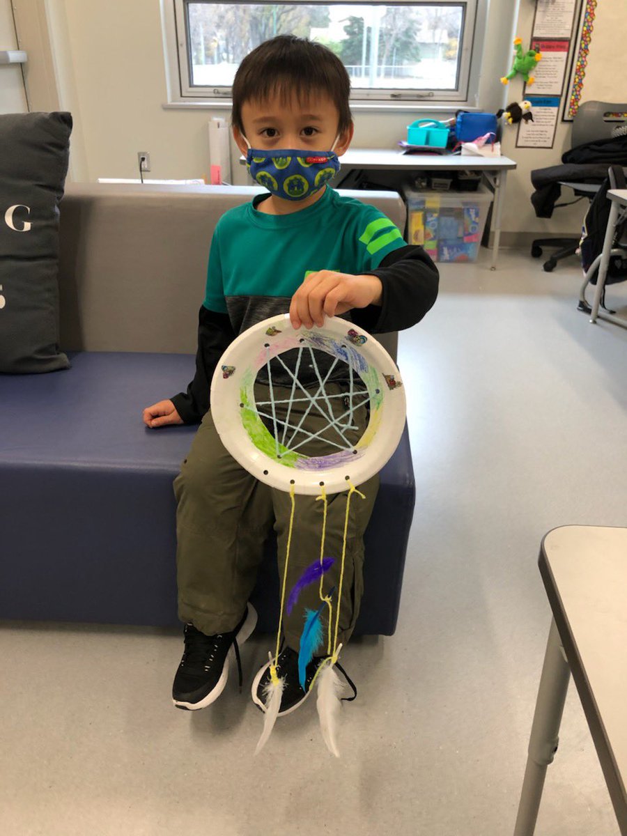 Hina_Aamir02's tweet photo. Incorporating Indigenous Culture with Art and showing students the importance of embracing culture. These leaders loved making a Dream Catcher of their own.#handsonlearning #crosscurricular @dewitt_jillian @Connaughtcomets https://t.co/3DYX0J1IjB