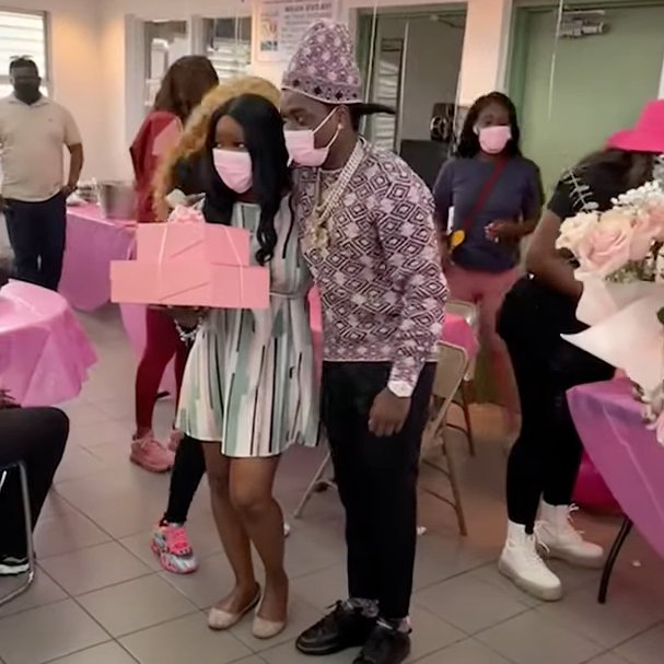 Complex's tweet photo. Kodak Black helped host a special event for breast cancer survivors in Miami, donates money and wigs in new video.

Watch/More: https://t.co/iGWt3G8SpM https://t.co/LByyrZOH9s