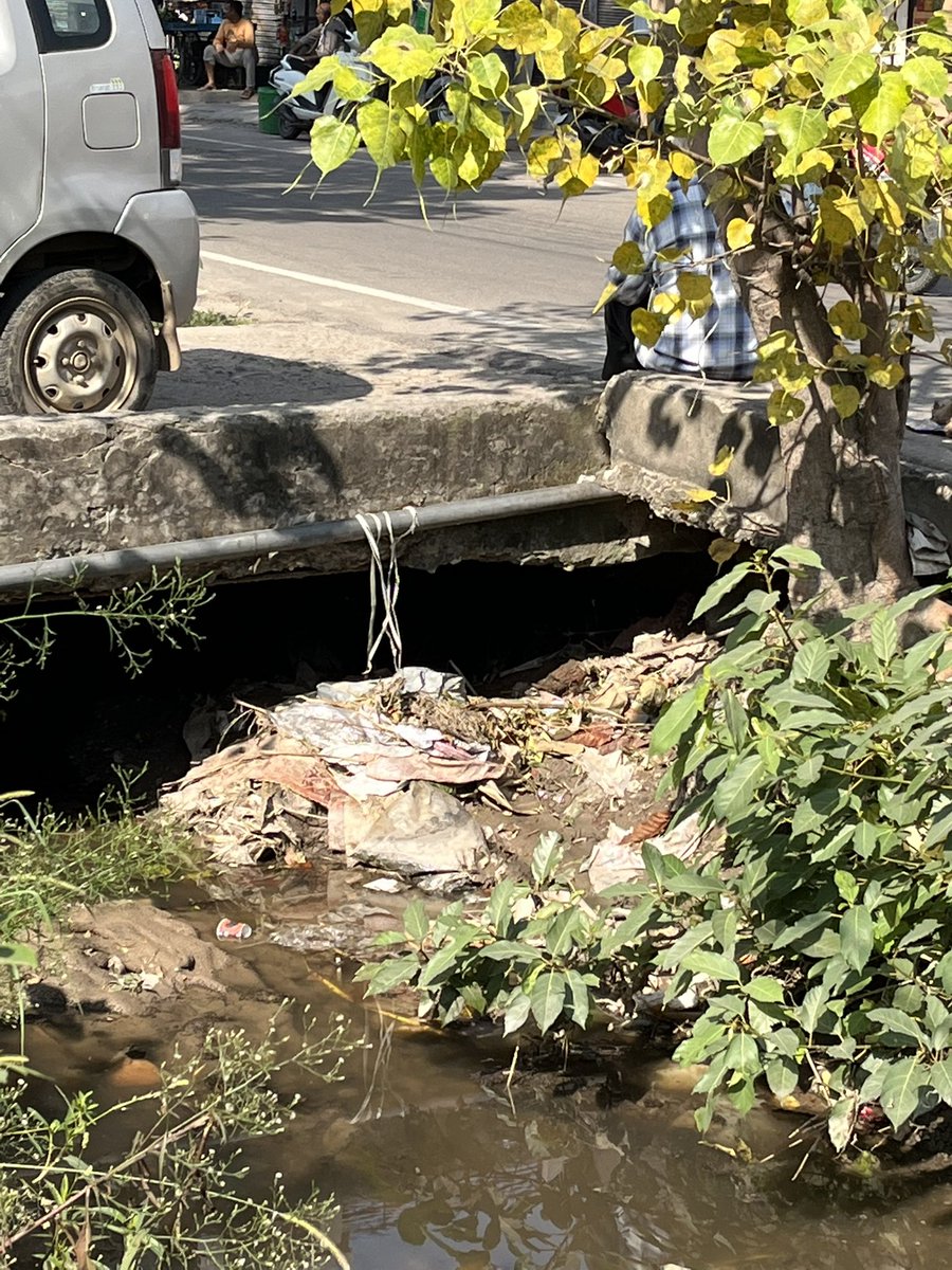 aslimayankmohn's tweet photo. This is UT J&amp;K😬 . Canal at gole pulli Talab Tillo main road. Highly infectious as dengue cases are already rising. Stinking badly.
Please look into it 🙏 @jmcjammu @AvnyLavasa @RJjuhie @MayorJammu @Jalshakti_JK https://t.co/Xi9UMMCH0z