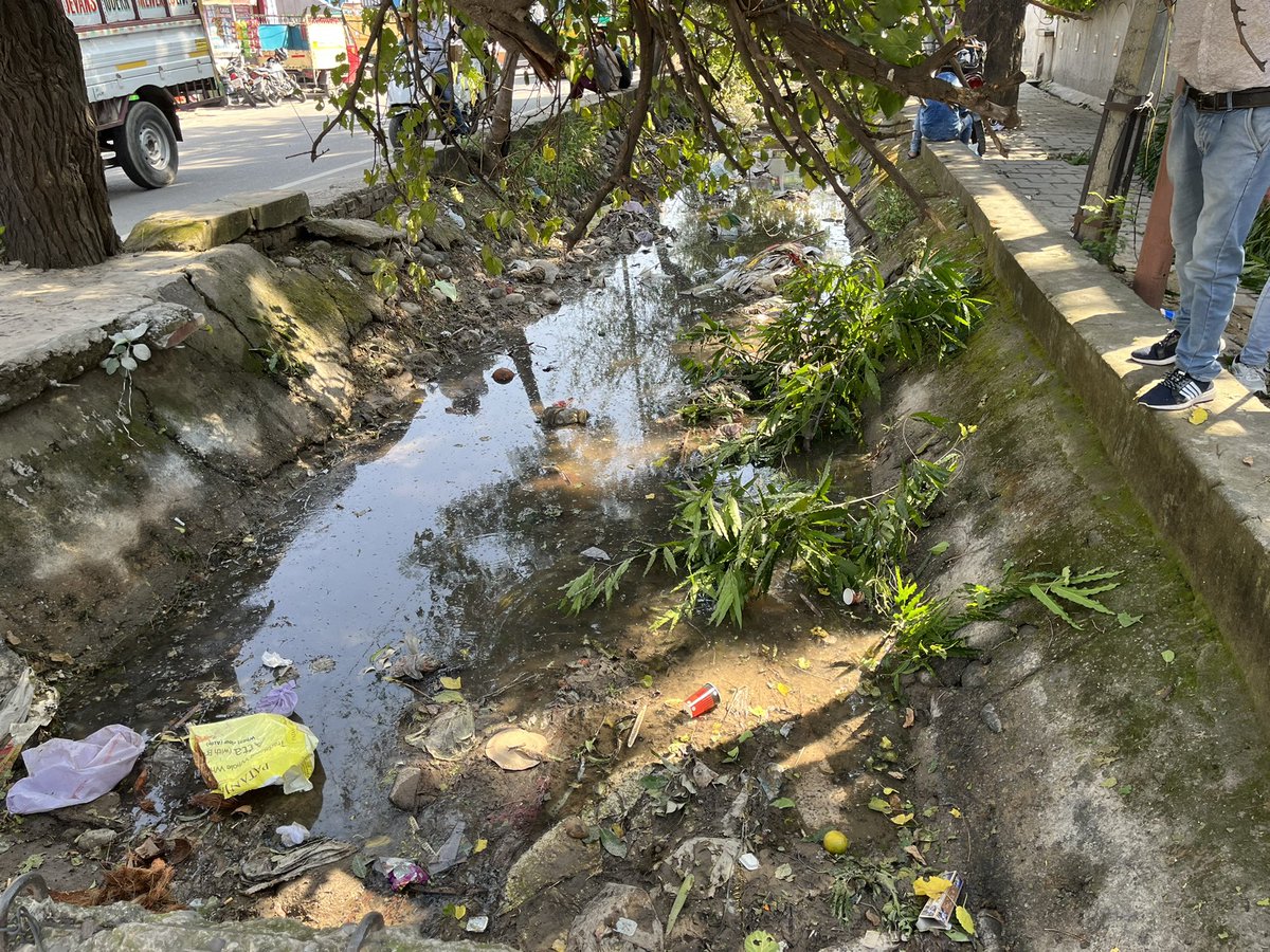 aslimayankmohn's tweet photo. This is UT J&amp;K😬 . Canal at gole pulli Talab Tillo main road. Highly infectious as dengue cases are already rising. Stinking badly.
Please look into it 🙏 @jmcjammu @AvnyLavasa @RJjuhie @MayorJammu @Jalshakti_JK https://t.co/Xi9UMMCH0z