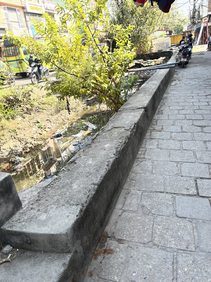aslimayankmohn's tweet photo. This is UT J&amp;K😬 . Canal at gole pulli Talab Tillo main road. Highly infectious as dengue cases are already rising. Stinking badly.
Please look into it 🙏 @jmcjammu @AvnyLavasa @RJjuhie @MayorJammu @Jalshakti_JK https://t.co/Xi9UMMCH0z