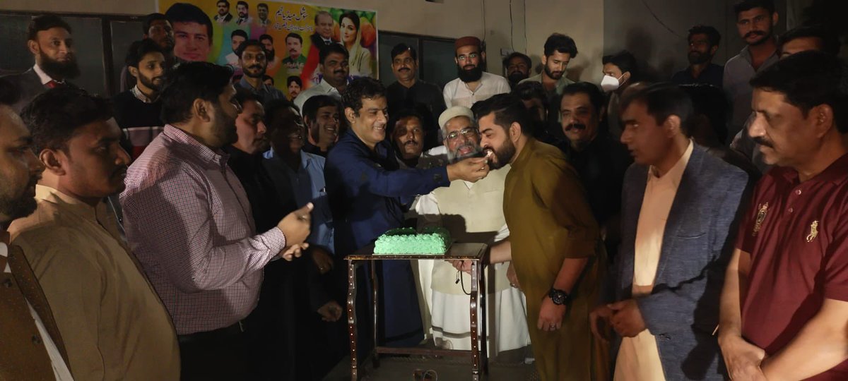 FarrukhZ107's tweet photo. Happy birthday to you! Thank you for being the best representative we could wish for, and for your unfaltering effort and support.
#TeamFSD
#HappyBirthdayMaryamNawaz https://t.co/xNPxRKPIeO