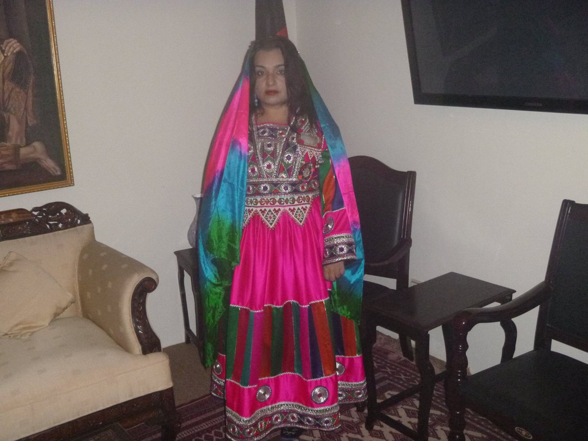 RoxanaBahar1's tweet image. This is Afghan attire. #DoNotTouchMyClothes