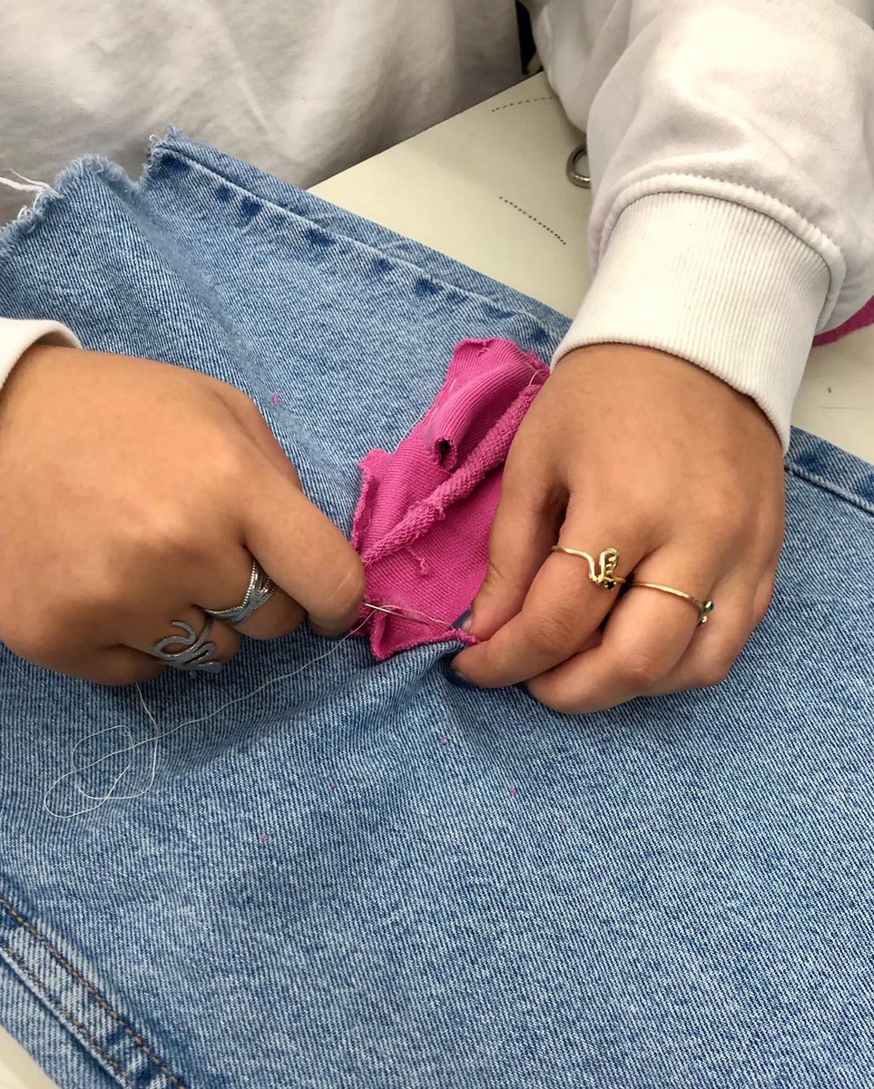 LestonnacMollet's tweet photo. On fire amb 3r ESO, en plena producció de la moda del futur. #3ESO #visualiplastica #modadelfutur https://t.co/HmIaW1jnss