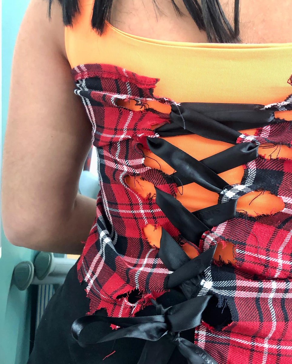 LestonnacMollet's tweet photo. On fire amb 3r ESO, en plena producció de la moda del futur. #3ESO #visualiplastica #modadelfutur https://t.co/HmIaW1jnss