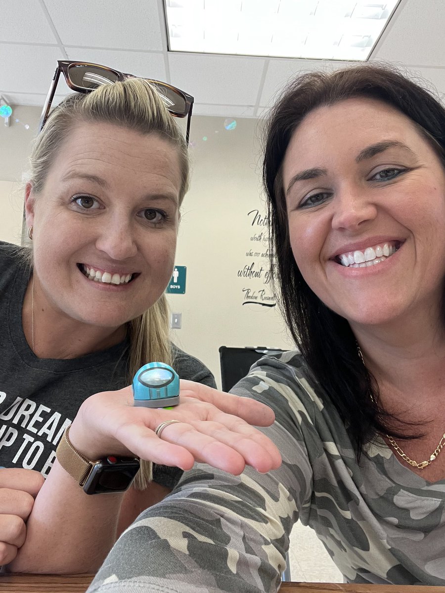 Sindledec1Tracy's tweet photo. Great Day learning all about Ozobots! @LindyGeorge444 @pmepelicans @fullSTEAMahd @CCPS_Curriculum https://t.co/hShM5G6kB0