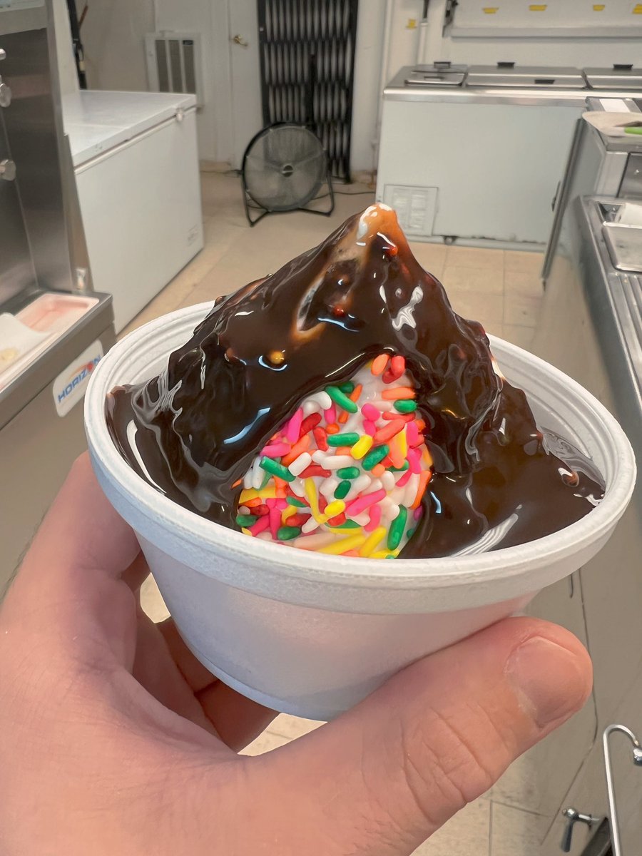 DandisIceCream's tweet photo. FACT: Hot fudge makes everything better. ๐ซ๐ฆ๐ฉ
---
#Dandilyons #ReadingMA #NorthShoreEats #MassachusettsEats #BostonEats #StonehamEats #WakefieldEats #Massachusetts #NewEngland #ShopSmall #SoftServe #Sundae #Slush #IceCream #MassachusettsEats #DandisSquad #Foodie #Tasty https://t.co/pwV9qh8uFq