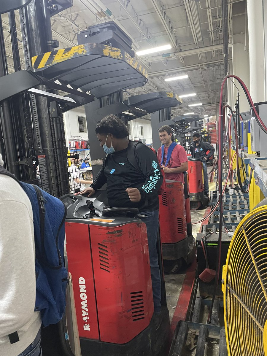 WBL_SheldonISD's tweet image. (Day 1 of 2): CTE students from #Auto &amp;amp; #AgEngineering worked in logistics, safety, forklift shadowing, &amp;amp; warehouse at @HoustonFoodBank. These skills are taught in their classes &amp;amp; today implemented in Real World setting. @KHSPanthers @SheldonISD @SheldonisdCTE #WBL #CTE #JobSkill