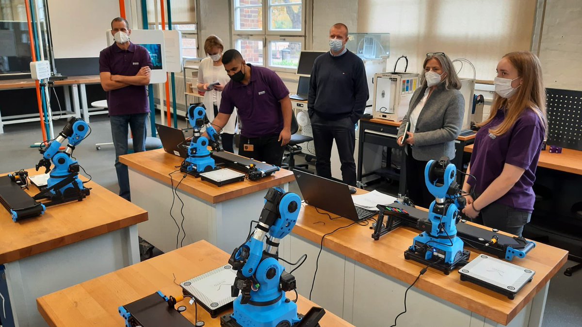 CKunz78's tweet photo. Heute durften wir unsere @Siemens_Energy Personalleiterin, Kirsten Schütz, in unserem #edu4energy Trainingscenter in #Berlin begrüßen.🆒 Unsere Lernenden präsentierten spannende Projekte.🔝Danke 🙏 für die Organisation und die Flexibilität an mein #edu4energy Team Berlin. Super👌 https://t.co/rfs4WH1BY5