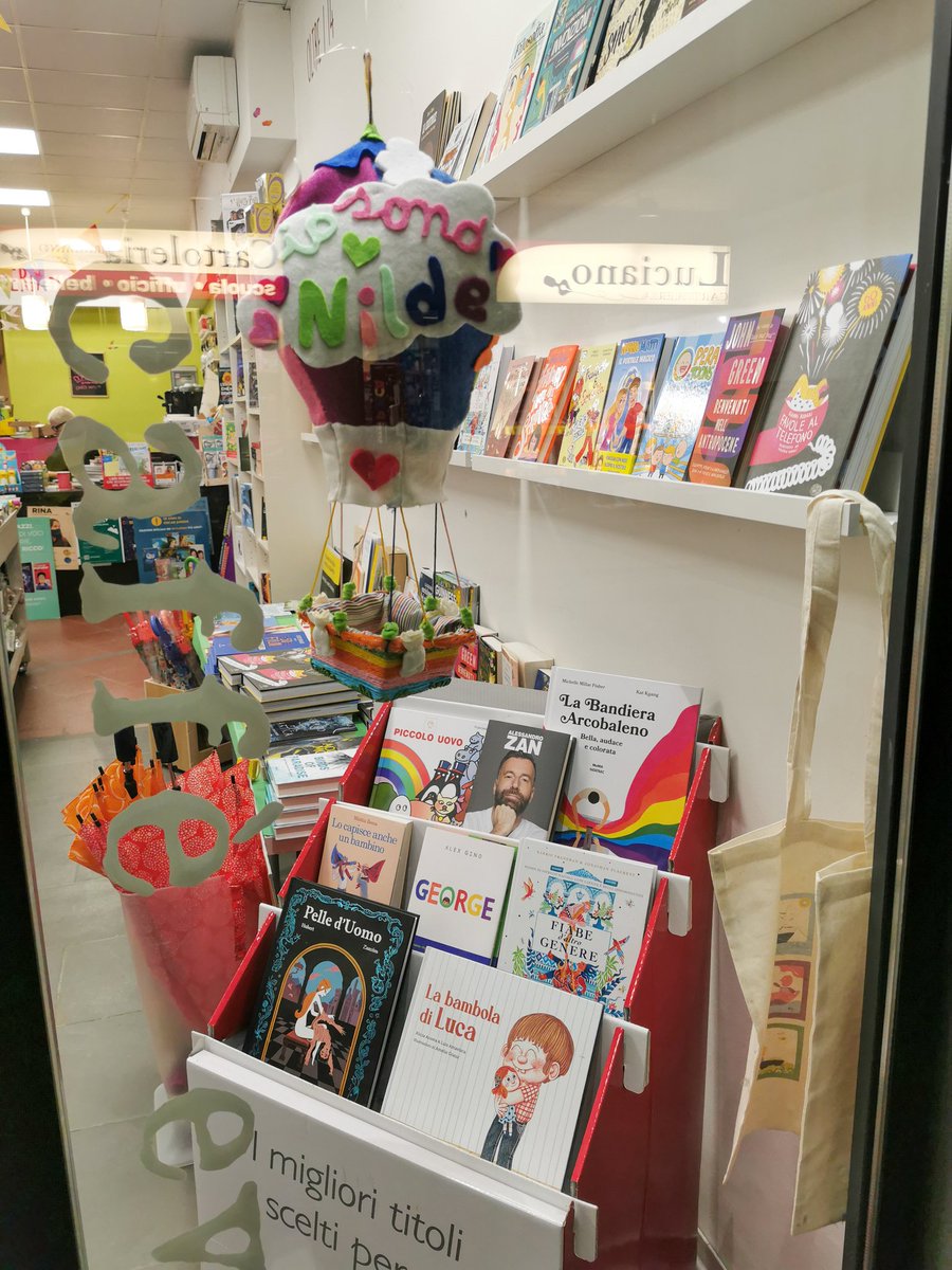 crazygattara's tweet photo. in libreria abbiamo deciso, nel nostro piccolo, di protestare. https://t.co/2D43Dh5tIA