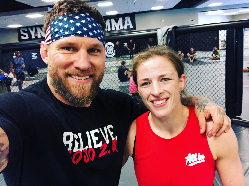 Solid headband game from @bigwoodmma these days. At yesterday’s mitt work we even unknowingly colour coordinated! Thanks for the work, John @SyndicateMMA #25daysout #fightcamp #letsgo #btc13