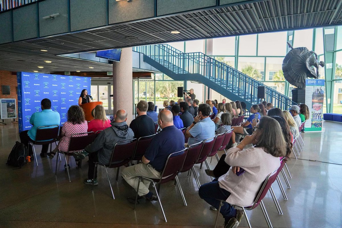 IslandersSball's tweet photo. 𝐖𝐞𝐥𝐜𝐨𝐦𝐞 𝐂𝐨𝐚𝐜𝐡 𝐑𝐨𝐝𝐫𝐢𝐠𝐮𝐞𝐳!

If you missed today's press conference, you can re-watch it for free on the Islanders Digital Network #ShakasUp

https://t.co/CpQG7aTRiq https://t.co/TwQ26PM66t