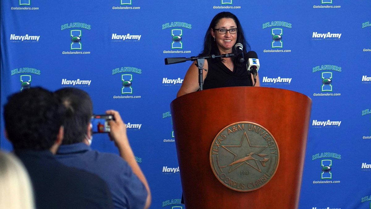 IslandersSball's tweet photo. 𝐖𝐞𝐥𝐜𝐨𝐦𝐞 𝐂𝐨𝐚𝐜𝐡 𝐑𝐨𝐝𝐫𝐢𝐠𝐮𝐞𝐳!

If you missed today's press conference, you can re-watch it for free on the Islanders Digital Network #ShakasUp

https://t.co/CpQG7aTRiq https://t.co/TwQ26PM66t