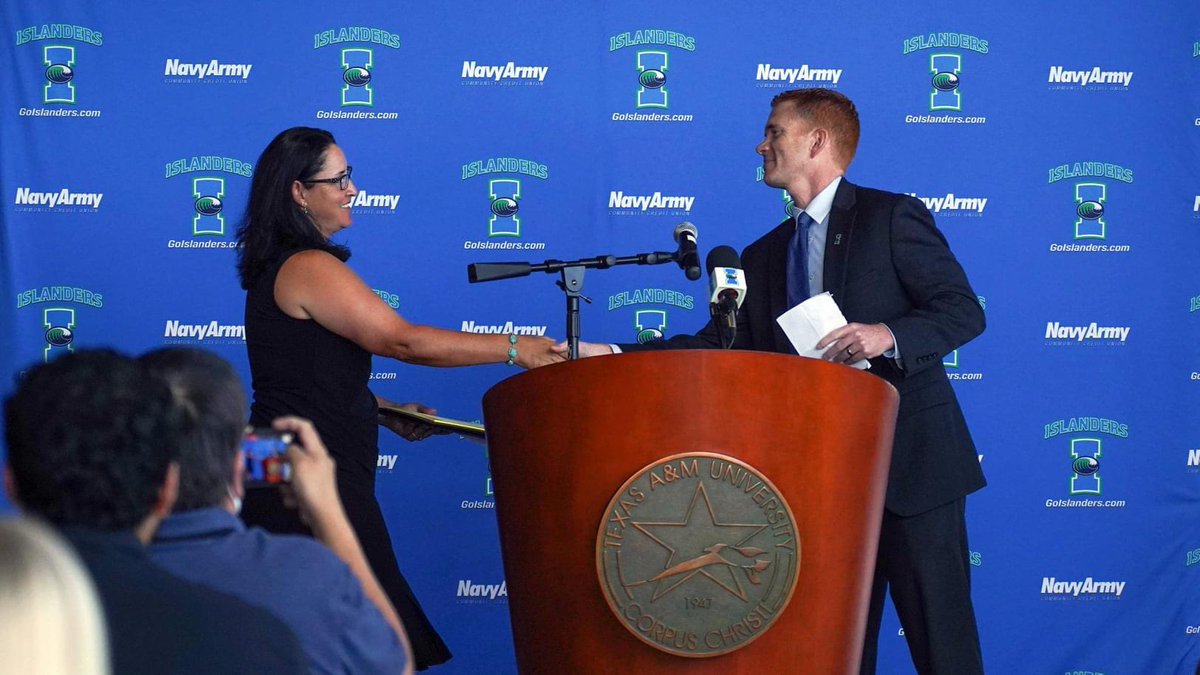 IslandersSball's tweet photo. 𝐖𝐞𝐥𝐜𝐨𝐦𝐞 𝐂𝐨𝐚𝐜𝐡 𝐑𝐨𝐝𝐫𝐢𝐠𝐮𝐞𝐳!

If you missed today's press conference, you can re-watch it for free on the Islanders Digital Network #ShakasUp

https://t.co/CpQG7aTRiq https://t.co/TwQ26PM66t