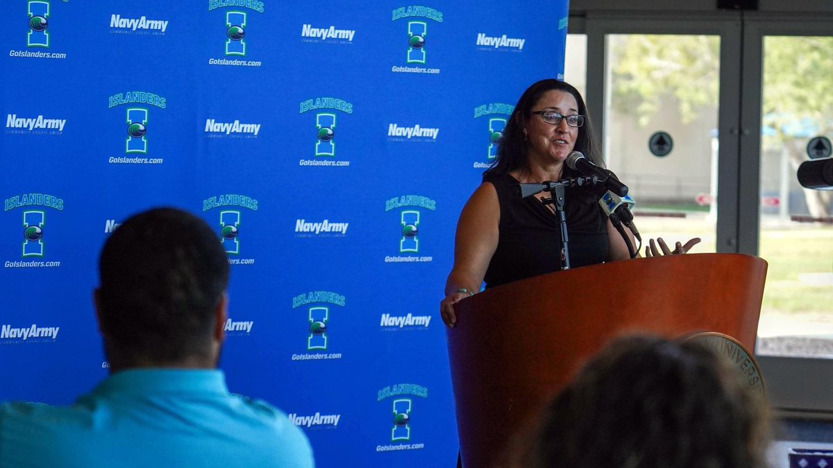 IslandersSball's tweet photo. 𝐖𝐞𝐥𝐜𝐨𝐦𝐞 𝐂𝐨𝐚𝐜𝐡 𝐑𝐨𝐝𝐫𝐢𝐠𝐮𝐞𝐳!

If you missed today's press conference, you can re-watch it for free on the Islanders Digital Network #ShakasUp

https://t.co/CpQG7aTRiq https://t.co/TwQ26PM66t