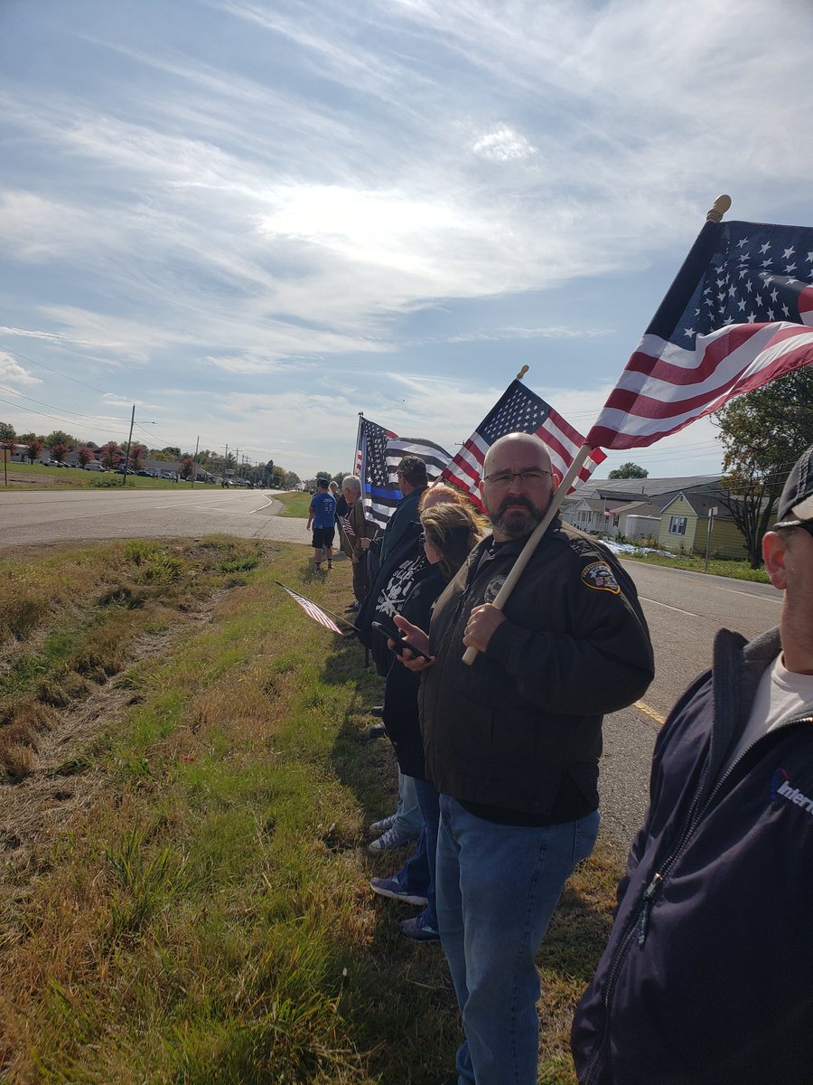 choatsnews's tweet photo. Hundreds lined Route 111 in #PontoonBeach to pay respects to fallen officer #TylerTimmins https://t.co/iRt2xszJjc