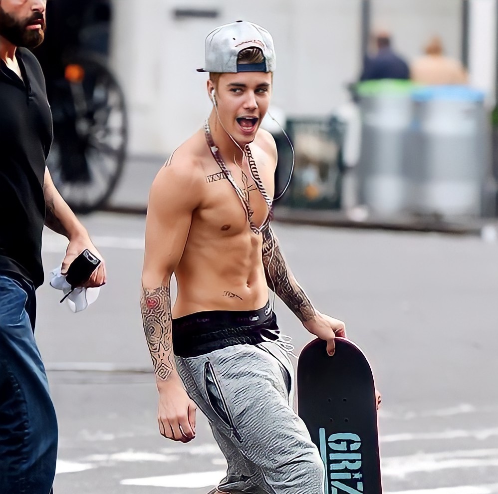 SweatyBieber69's tweet photo. This era of Justin was another level of hot 🥵 https://t.co/U0lj66TM3E