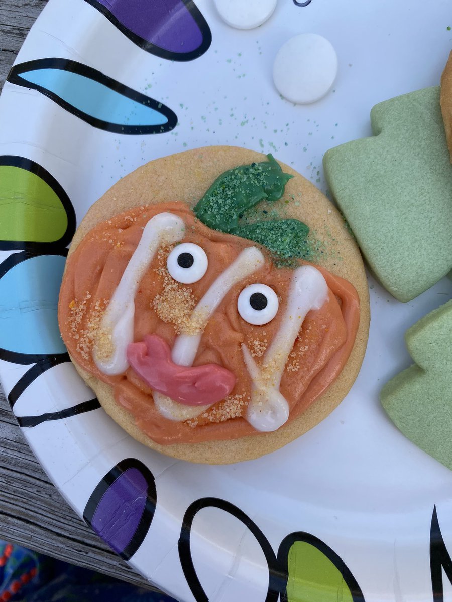 ms_peeples's tweet photo. Some fun cookie decorating, too! https://t.co/9oNLJnzbtP