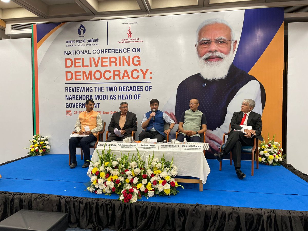 Following the keynote, heard few of the most intriguing ideas &amp; discussions on economy, education, skill development &amp; on the overall India's growth trajectory. Thank you <a href="/Vinay1011/">Vinay Sahasrabuddhe</a> Ji, <a href="/Dev_Fadnavis/">Devendra Fadnavis</a> Ji, Hasmukh Adhia Ji, <a href="/sanjeevsanyal/">Sanjeev Sanyal</a>, <a href="/TheJaggi/">R Jagannathan</a> &amp; <a href="/RMantri/">Rajeev Mantri</a>, <a href="/MmhonlumoKikon/">Mmhonlumo Kikon</a>!