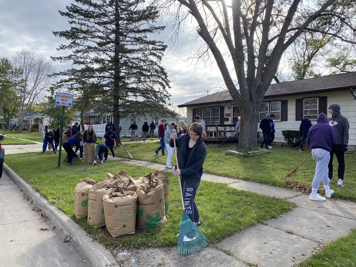 MrsMoses227's tweet photo. More cleanup and raking around CR/Marion! 👏🏻 House Geers and House Berger 👏🏻 #xavierservice https://t.co/QCki0spBYH