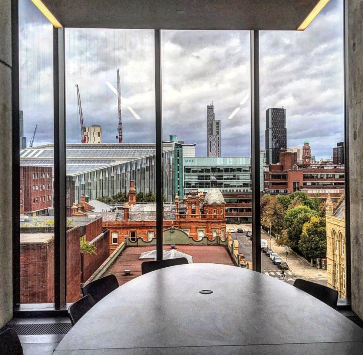 rachaelhowarth's tweet image. Meeting room with a view @ManMetUni 😍🪟 #manchester #manchesterskyline #manmet