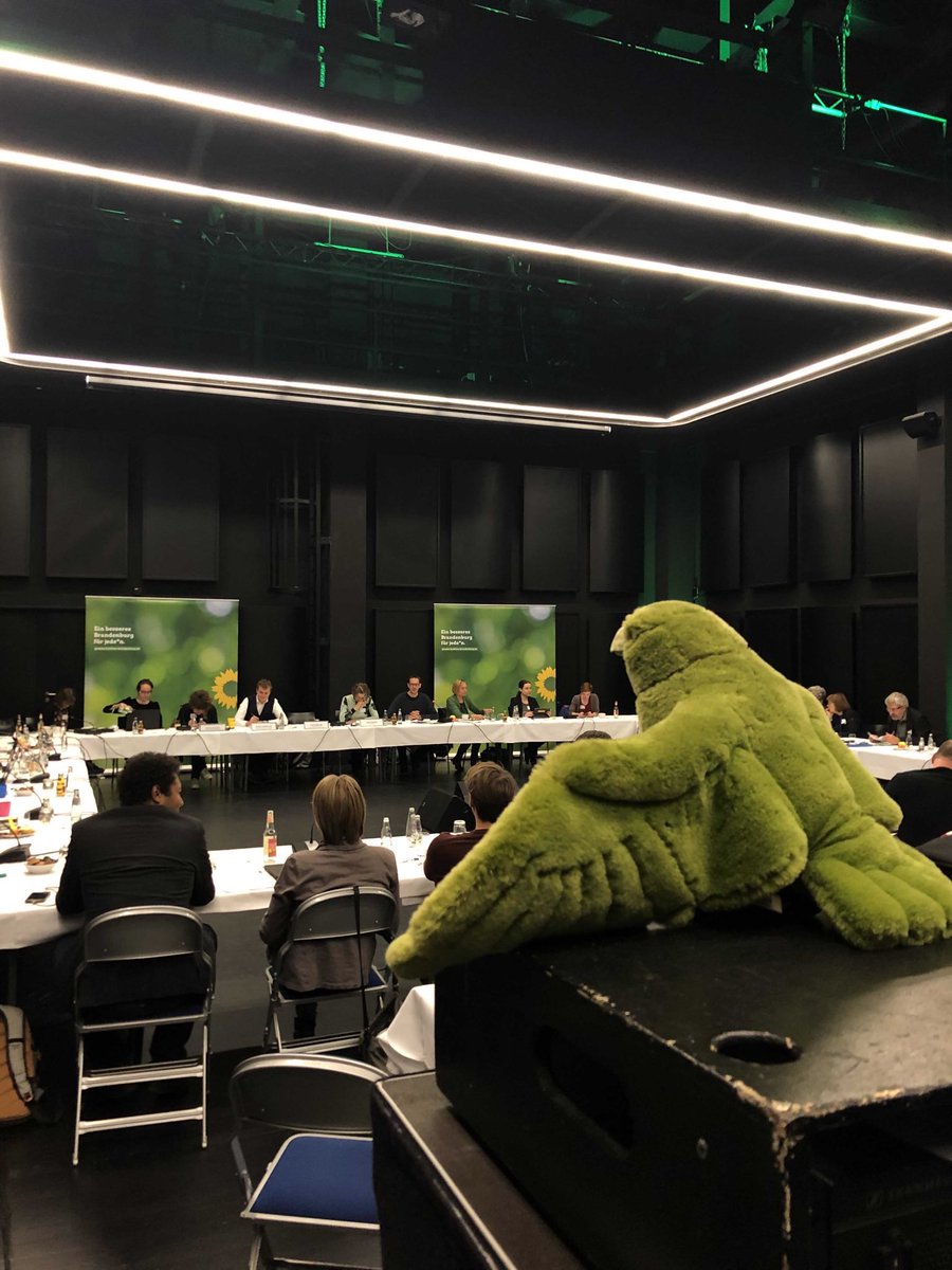 „Willkommen in der Lausitz!“ – so begrüßte uns <a href="/RicardaBudke/">Ricarda Budke 🌲</a> in ihrer Heimat #Cottbus an unserem heutigen ersten Klausurtag. Morgen geht’s auf Bustour durch die #Lausitz – voller Spannung auf neue Impulse zu unseren grünen Ideen zum Thema #Strukturwandel