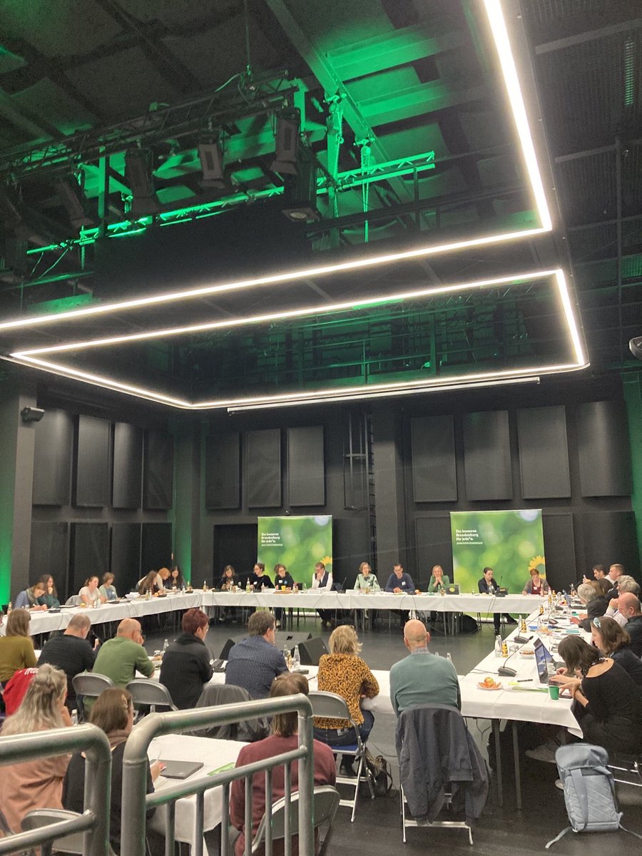 GrueneLTBB's tweet image. „Willkommen in der Lausitz!“ – so begrüßte uns @RicardaBudke in ihrer Heimat #Cottbus an unserem heutigen ersten Klausurtag. Morgen geht’s auf Bustour durch die #Lausitz – voller Spannung auf neue Impulse zu unseren grünen Ideen zum Thema #Strukturwandel