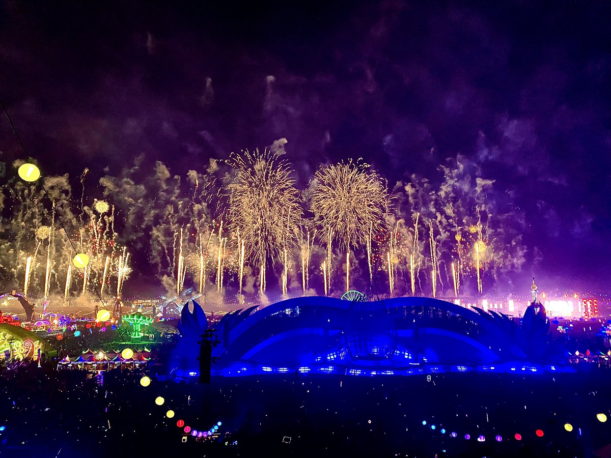 sabbox97's tweet photo. the electric sky lived up to its name ⚡️ https://t.co/3W5e9rohRo