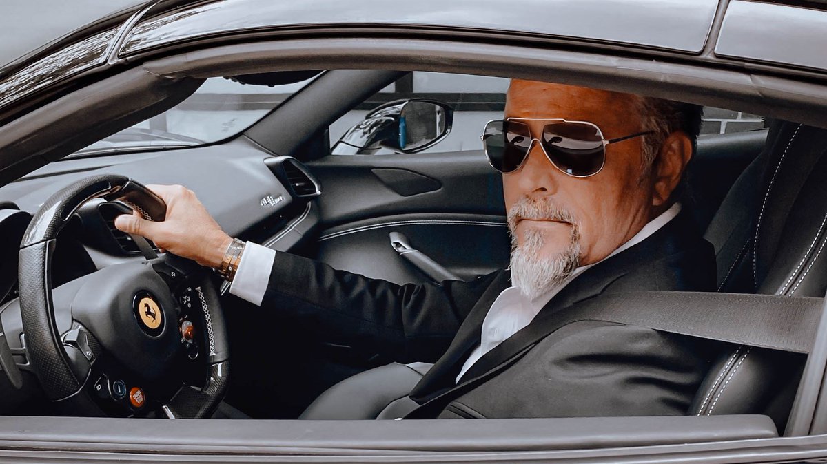 RRRawlings's tweet photo. I'm not a businessman, I'm a business, man 😎 https://t.co/m9RKjk3OrS