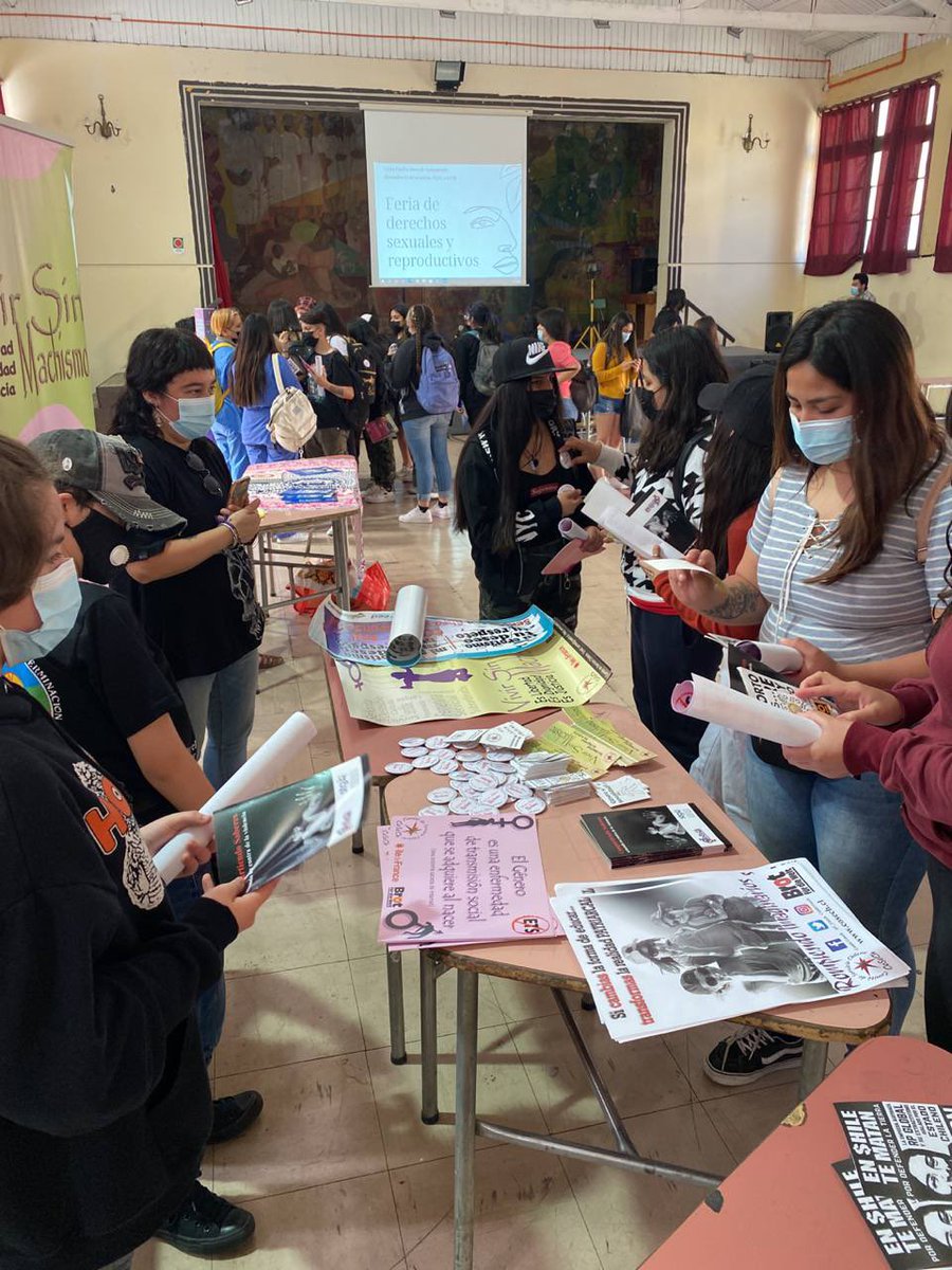 solmanutara's tweet photo. 🟣#HOY Feria de Sexualidades y derechos sexuales y reproductivos coordinada por @C_CoSeCh y gestionada por Convivencia Escolar del Liceo Polivalente A-28 Emilia Toro de Balmaceda @utem #Santiago

😃Magnifica participación de las estudiantas!

Agradecimientos a las organizaciones! https://t.co/esK44i55cZ