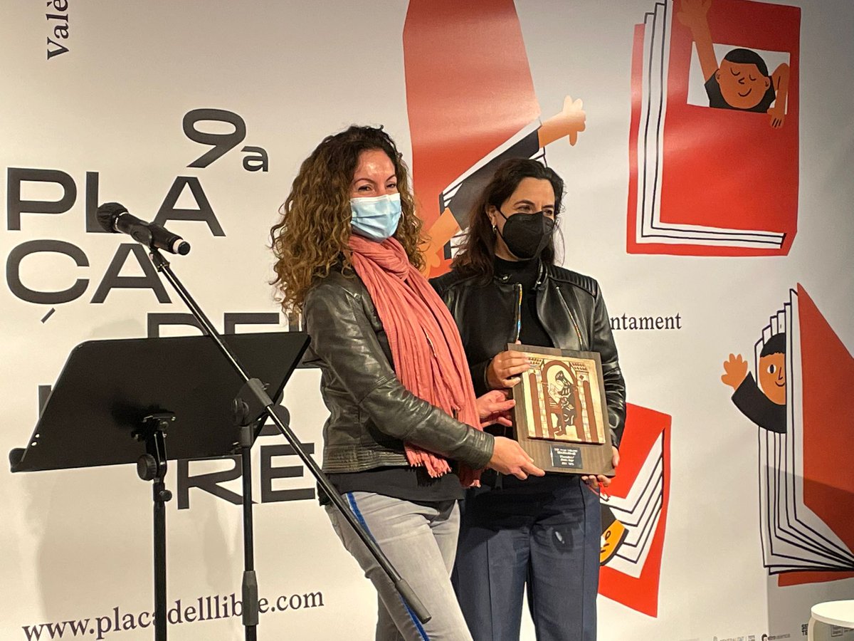 Més bones notícies! <a href="/SoniaAlejo1/">Sònia Alejo</a> rep el Premi Samaruc per l'obra Cremallera, de la col.lecció "Micalet Teatre". Enhorabona!!! 

Gràcies  Teresa Gomis, de <a href="/guadassuarbib/">Biblioteca Guadassuar</a>, que ha fet el lliurament.😘