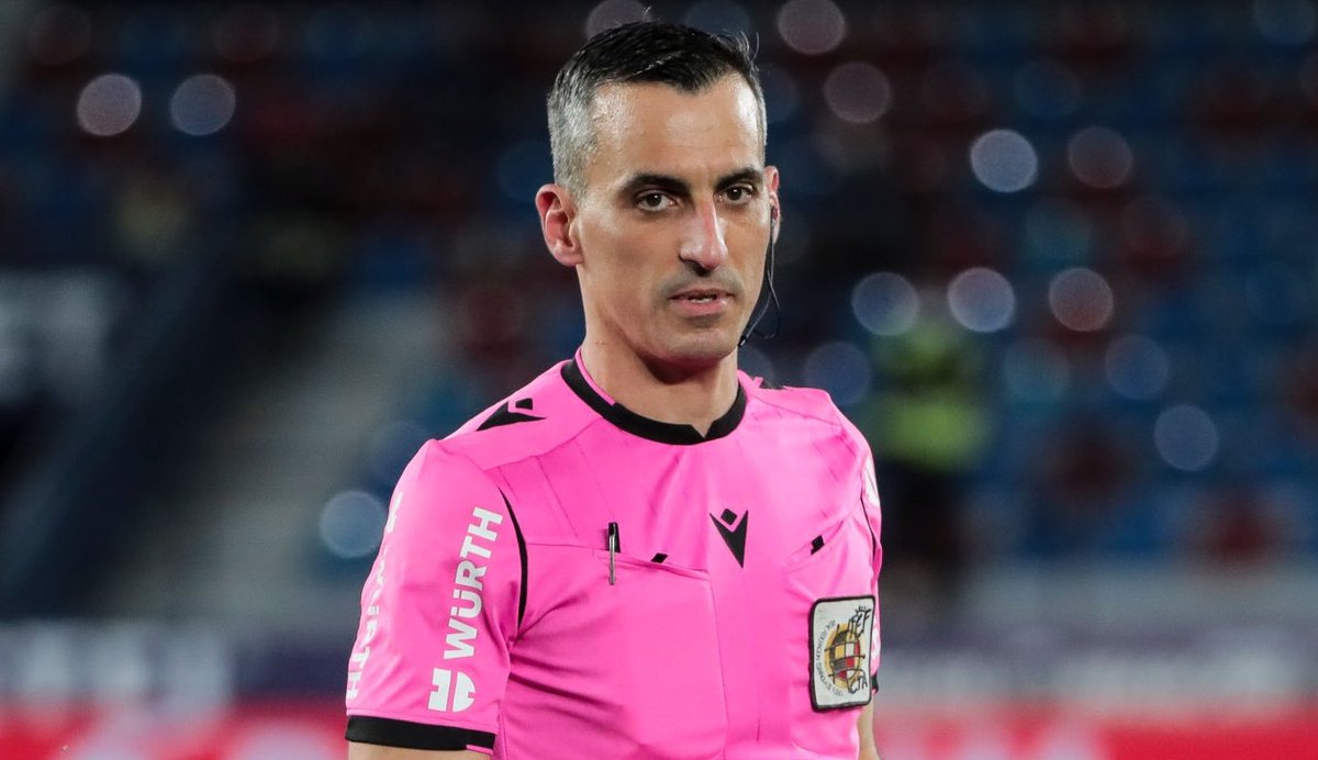 pinosfc04_'s tweet photo. Mismo campo, algunos años de diferencia.
Solo espero que en menos de dos meses jaime latre pite en el pizjuan. Amarillas, roja al segundo del sevilla, una mano en el area del mallorca que ni va a verla. Sinvergüenza https://t.co/euWm5IMfW3