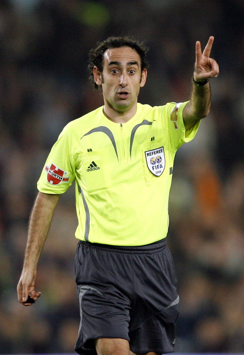 pinosfc04_'s tweet photo. Mismo campo, algunos años de diferencia.
Solo espero que en menos de dos meses jaime latre pite en el pizjuan. Amarillas, roja al segundo del sevilla, una mano en el area del mallorca que ni va a verla. Sinvergüenza https://t.co/euWm5IMfW3