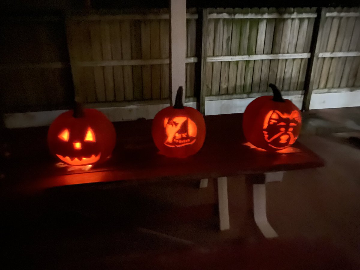 cynaraa_adele's tweet photo. Pumpkin Carving 2021🎃😁 https://t.co/rrdVPE45h5