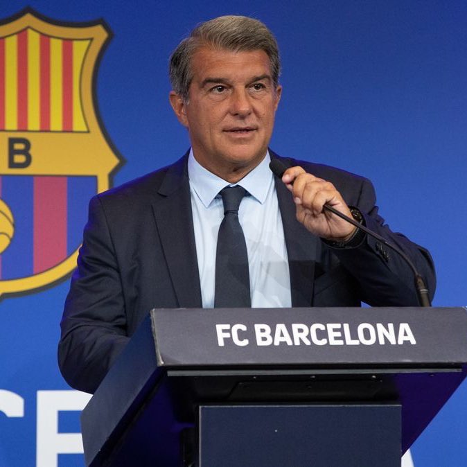 BlazquezFont's tweet photo. Si Ronald Koeman sigue siendo el entrenador del Barça la culpa será única y exclusivamente de Joan Laporta. La peor decisión que tomó el actual presidente fue mantener al entrenador neerlandés a pesar de no confiar ni en él ni en su método. #Barcelona https://t.co/sCQC7UTFyk