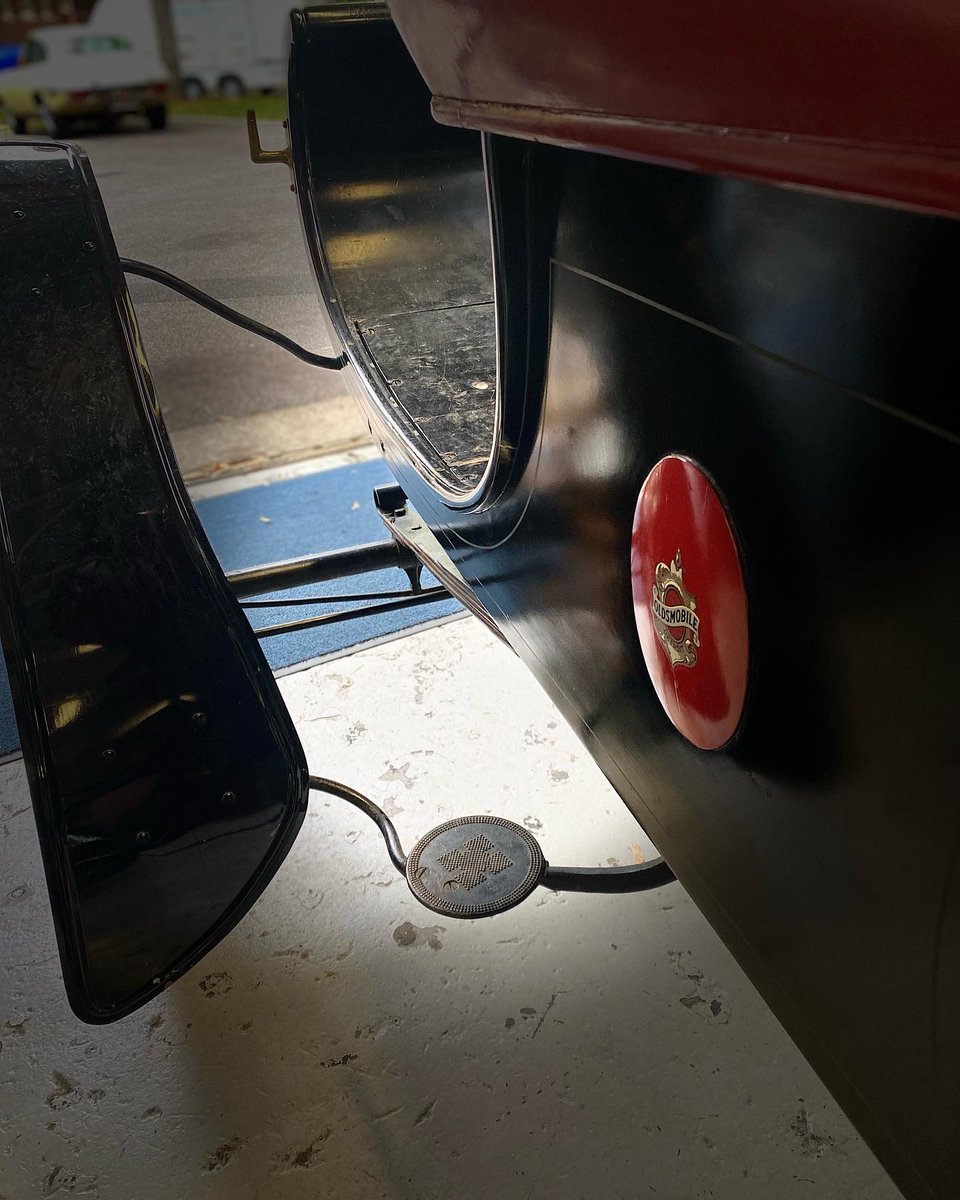 CPE_Tweet's tweet photo. We see some special vehicles at CPE, 
Always a pleasure to assist our neighbours  StarterMotor Charity
Two questions…
1)How non-skid are those Non Skid Tyres..? 🏁
2) How strong are you feeling? #StarterHandle 😅

#Oldsmobile #Detroit #OldsmobileDetroit #NonSkid #NonSkidTyres https://t.co/epvLau48Fi
