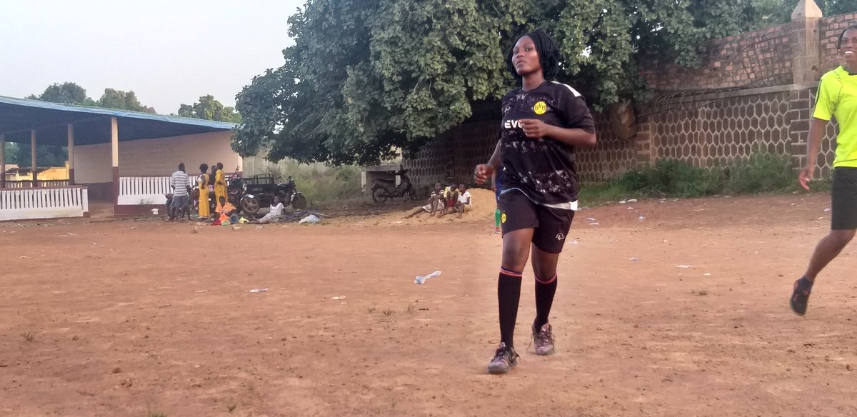 Ici, nous sommes au stade de Kouroussa où les jeunes (filles et garçons) viennent s'entraîner régulièrement.

Le sport, c'est la santé.

 #Kouroussa #Hamana #LocalOpenGov