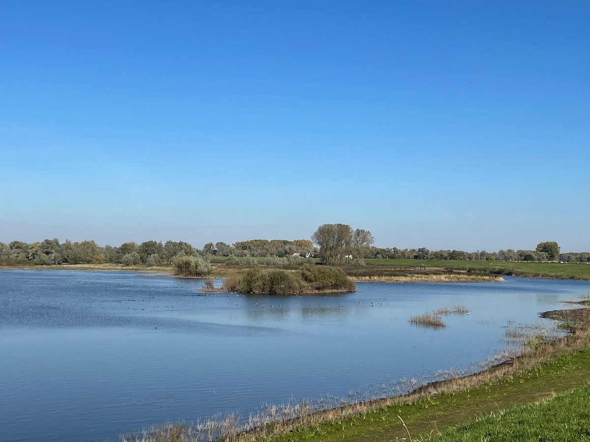 De fietsdriedaagse Amsterdam CS naar Roermond (250 km) zit er op. Volgend voorjaar door naar Rome. Maar ook Nederland b.v. de Ooijpolder is mooi, toch?