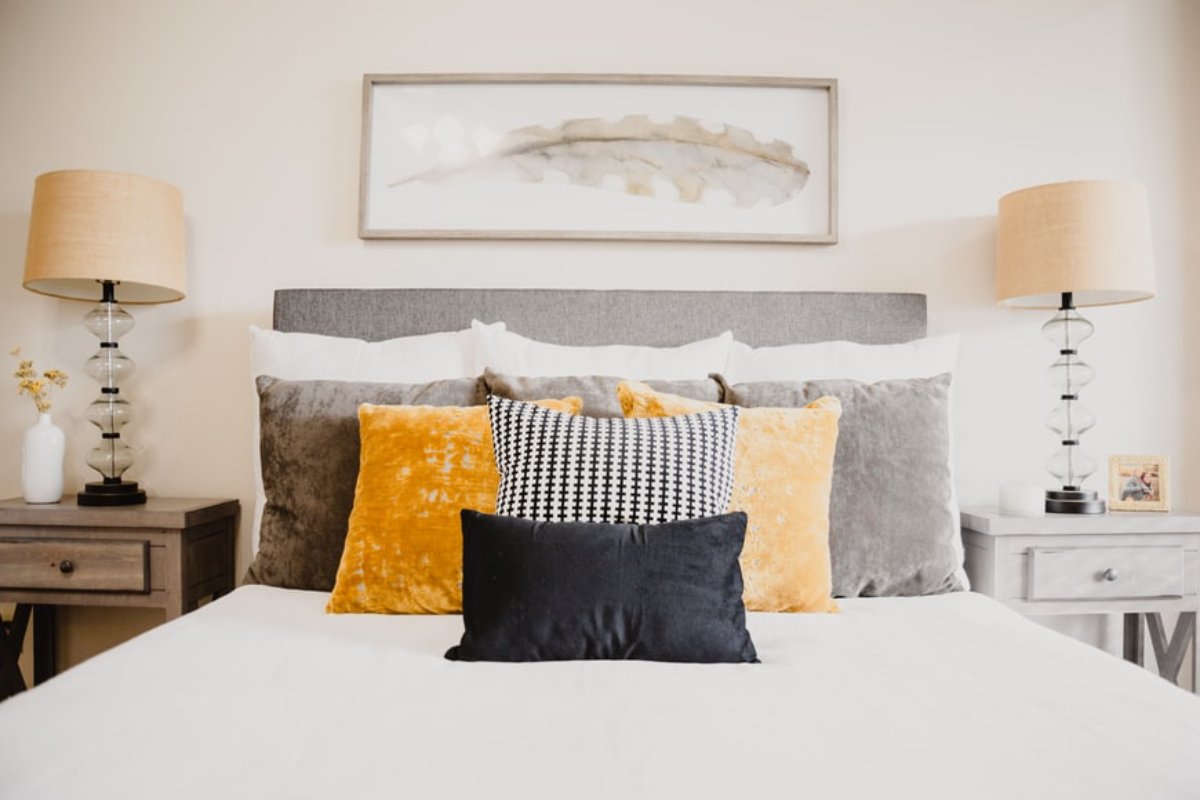 TeamCowling's tweet photo. The color orange brings warmth and autumn feels to your home. Try incorporating pops of this eye-catching color in your throw pillows, vases, or wall art. https://t.co/HG8Vr7Xs9Q