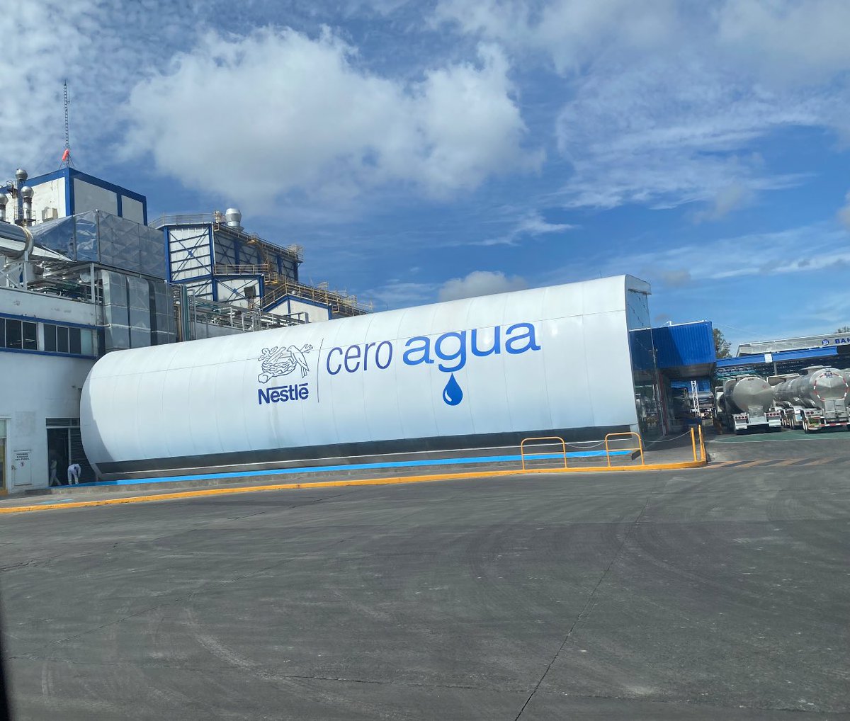 SwissChamMexico's tweet photo. En el marco de #Swisstainability visitamos la planta #CeroAgua de @NestleMX con @CH_Mexico y @MaestriasSust. En el cual se ahorran 1.6 millones de litros diarios de agua en los procesos 💧🌱🥛 https://t.co/cPM7PMuP6k