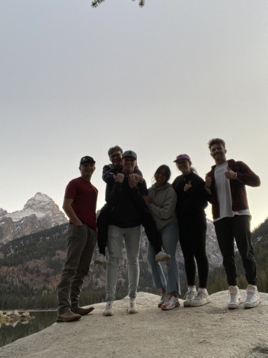 jacehansen4's tweet photo. None of my friends have Twitter but I sure love them !! Goodbye again. https://t.co/2sCXje677X