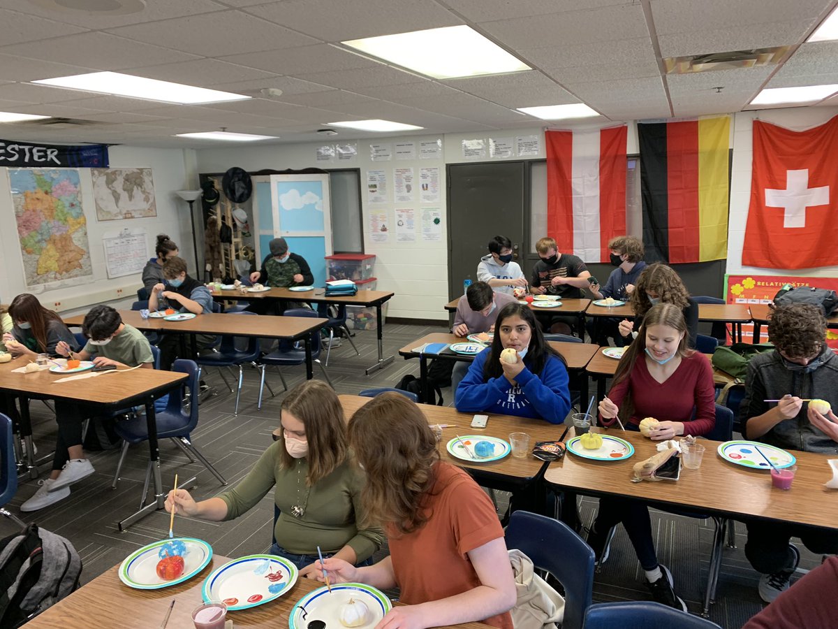 HerrCrites's tweet photo. Student painting pumpkins in the spirit of Halloween on 10/20 @frau_myers #DeutschKlub https://t.co/V4skpaFWAG