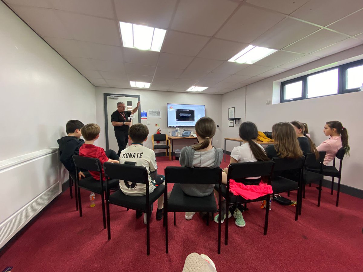 anfieldboxing's tweet photo. Brilliant session today delivered to young leaders from Anfield Sports and Community Centre. So great conversations about knife crime and youth violence. #pathwaysliverpool #anfieldabc #realmendontcarryknives @KellyForan @MerseysideVrp @MerseysidePCC @AndyRyanVRP https://t.co/FVOJG7bras