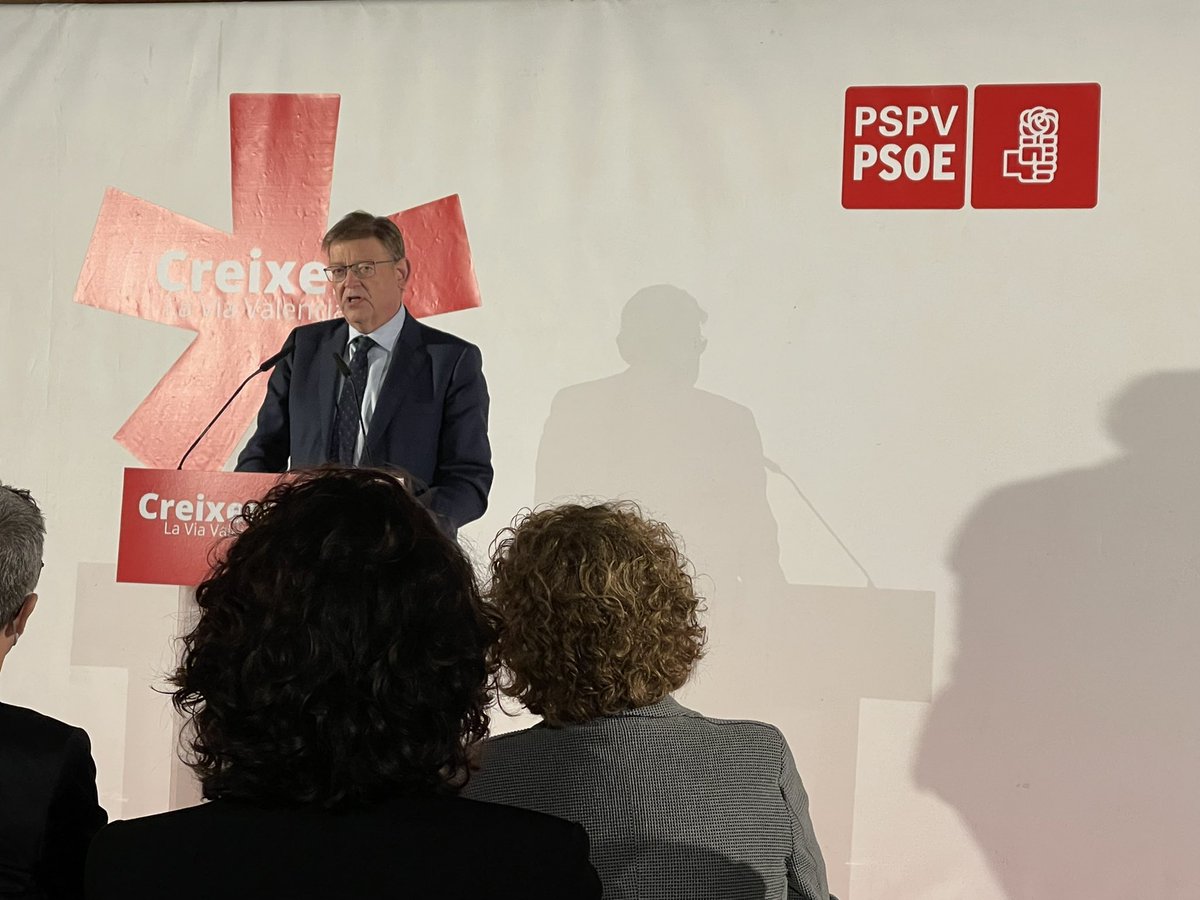 kayaya19's tweet photo. En la presentación de la ponencia del 14 Congreso de @SocialistesVal @AnguloXelo @FlordelTuria @ManuelPinedaVB @ArcadiSD @ximopuig y muchísimxs socialistas más #Creixer https://t.co/votD9lEMQ1