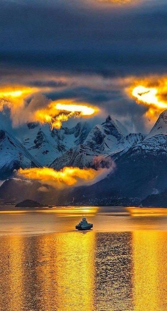 gauthie74757302's tweet photo. Midnight sun over the Svalbard Islands. Norway 🇳🇴❤️💙💛 https://t.co/Q0BXjanV6j