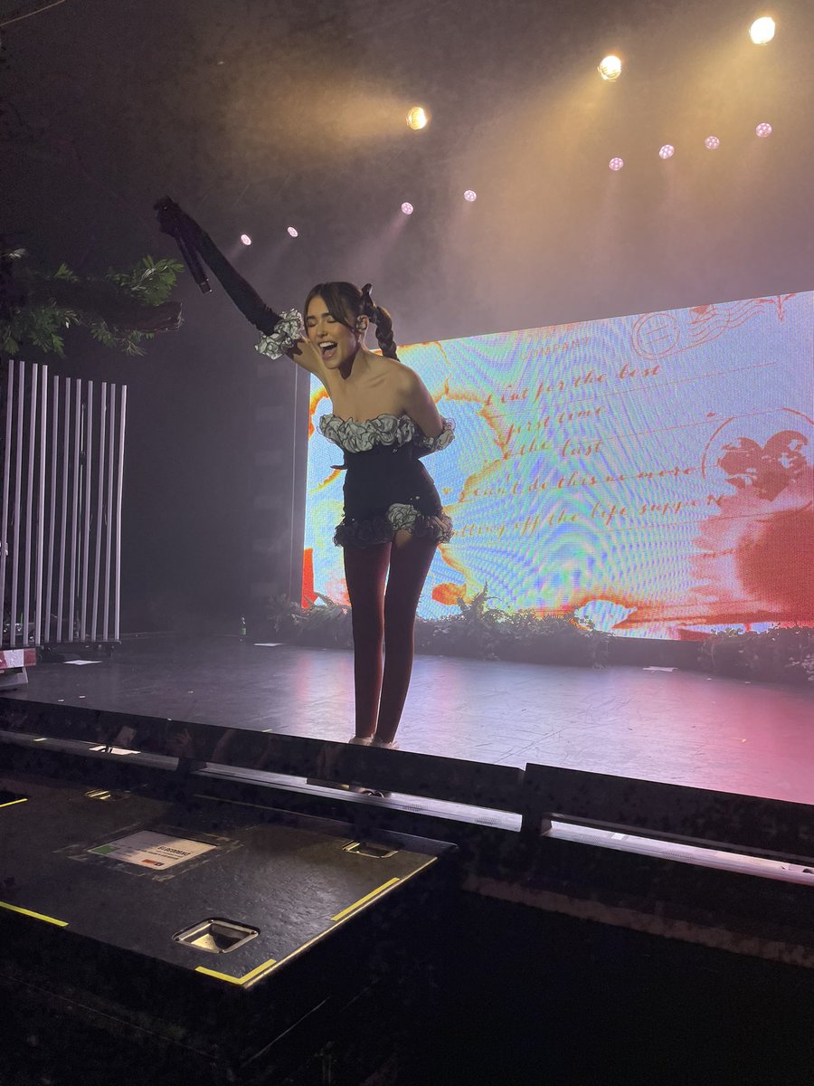 ordinarytate's tweet photo. my favorite pics i took last night #LSTPhiladelphia @madisonbeer https://t.co/LyGQJ0albZ
