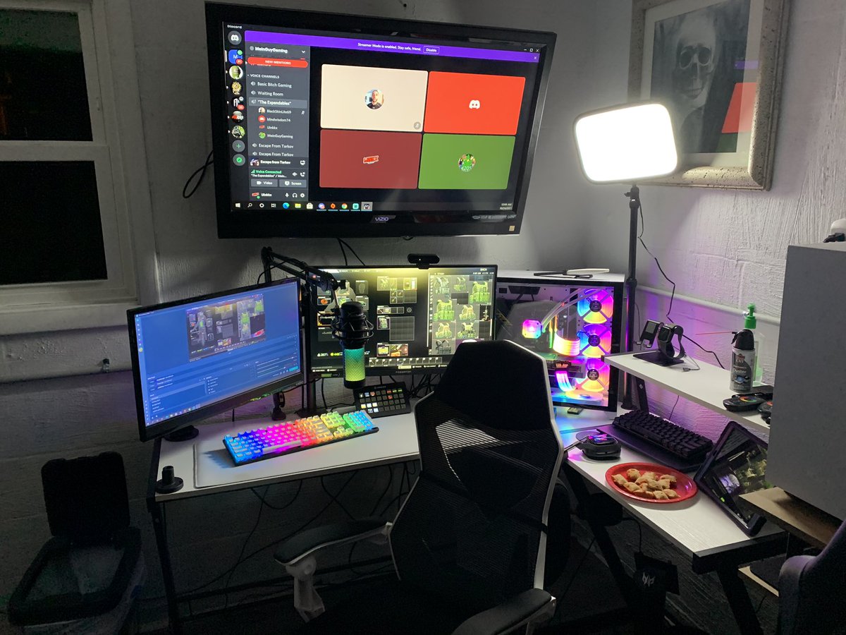 iJinkx_Gaming's tweet photo. Late nights grinding! Doing what we love the most! Who can relate??? Come home from the day job to put 8 more hours into the “real job” #smallstreamer #streamer #obsstreamlabs #StreamingLive #GamingSetup https://t.co/xFDtSNy970