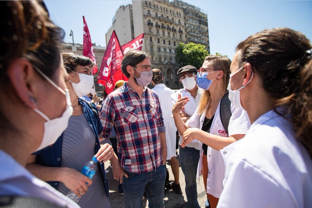 NicolasdelCano's tweet photo. Hoy acompañé el reclamo de las y los profesionales de la salud de la provincia de Buenos Aires. Exigen una recomposición salarial después de más de un año y medio de estar en la primera línea enfrentando la pandemia. Kicillof les cerró la paritaria por decreto. Una vergüenza. https://t.co/eep5v33nji