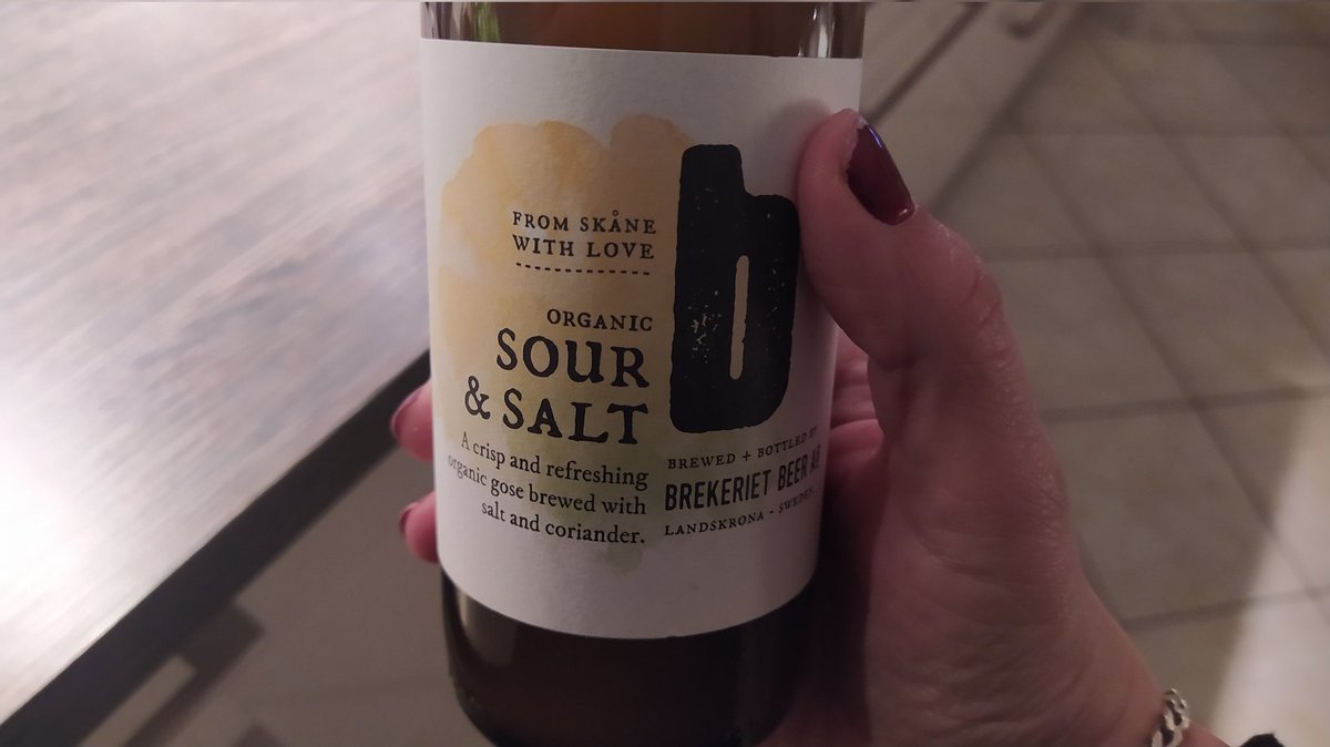 Isa__liT's tweet image. Les parents insistaient pour regarder ensemble 8e rue de l'humanité #oskour.
Je suis pas chaud donc une bonne gose à la coriandre 🍻
(Oui mon ongle est défoncé, j'ai fait du bowling 😂)