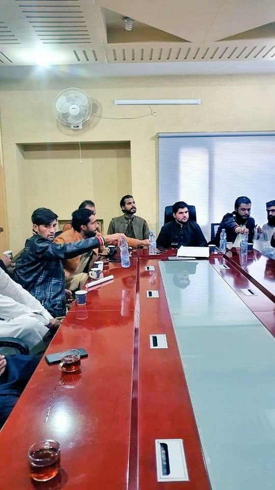 Asad_Mengal_'s tweet photo. اجلاس 27/10/2021

آج بروز بدھ کو پارٹی کے مرکزی آفس میں صوبائی صدر بی اے ایس ایف رحمت اللہ خان کاکڑ کے زیر صدارت ایک اہم اجلاس ہوا جس میں مختلف مسائل زیر غور رہے 

اس موقع پر ا��رار زہری اسد مینگل ق��در کھوسہ برہان بلوچ رحمٰن درانی عبدالله زہری اور دیگر سینئر طلبہ نے شرکت کی. https://t.co/k4f7xFSfRU